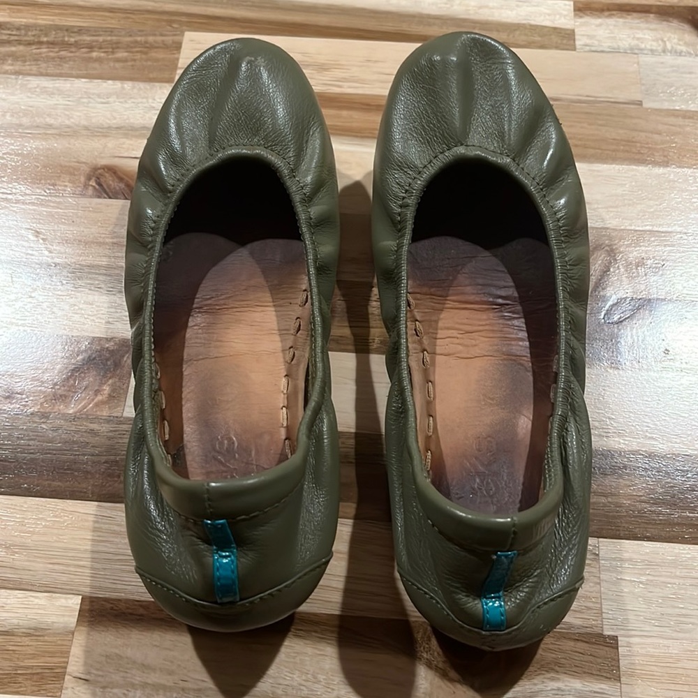 TIEKS olive green sz 7 flats